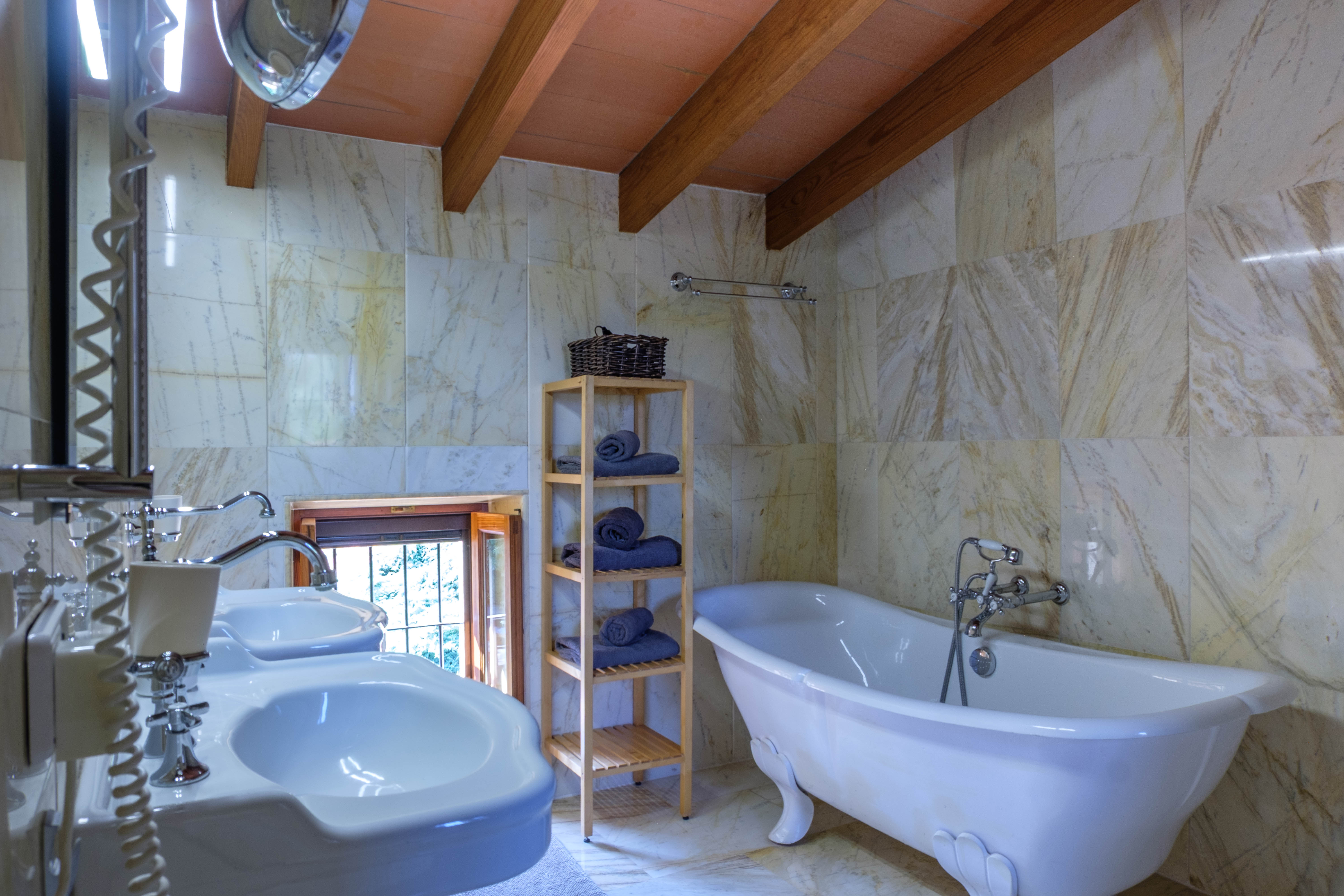 Badezimmer mit Wanne 2