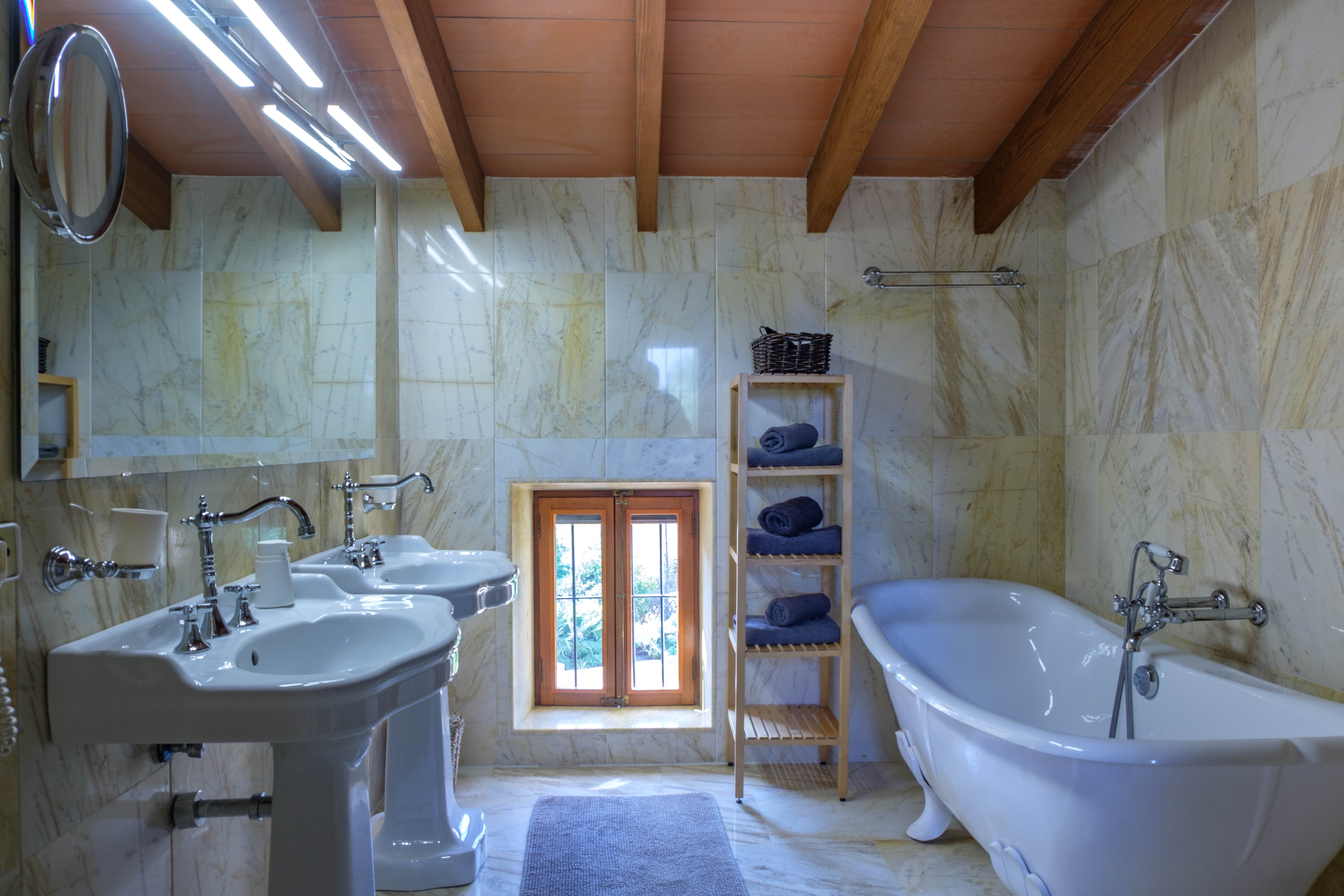 Badezimmer mit Wanne